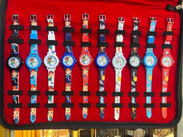 Toptan Figürlü Baskılı Silikon Kayışlı Çocuk Lüx Grup Kol Saati 